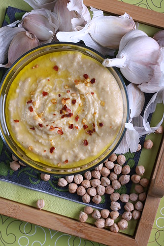 Roasted Garlic and Sriracha Hummus